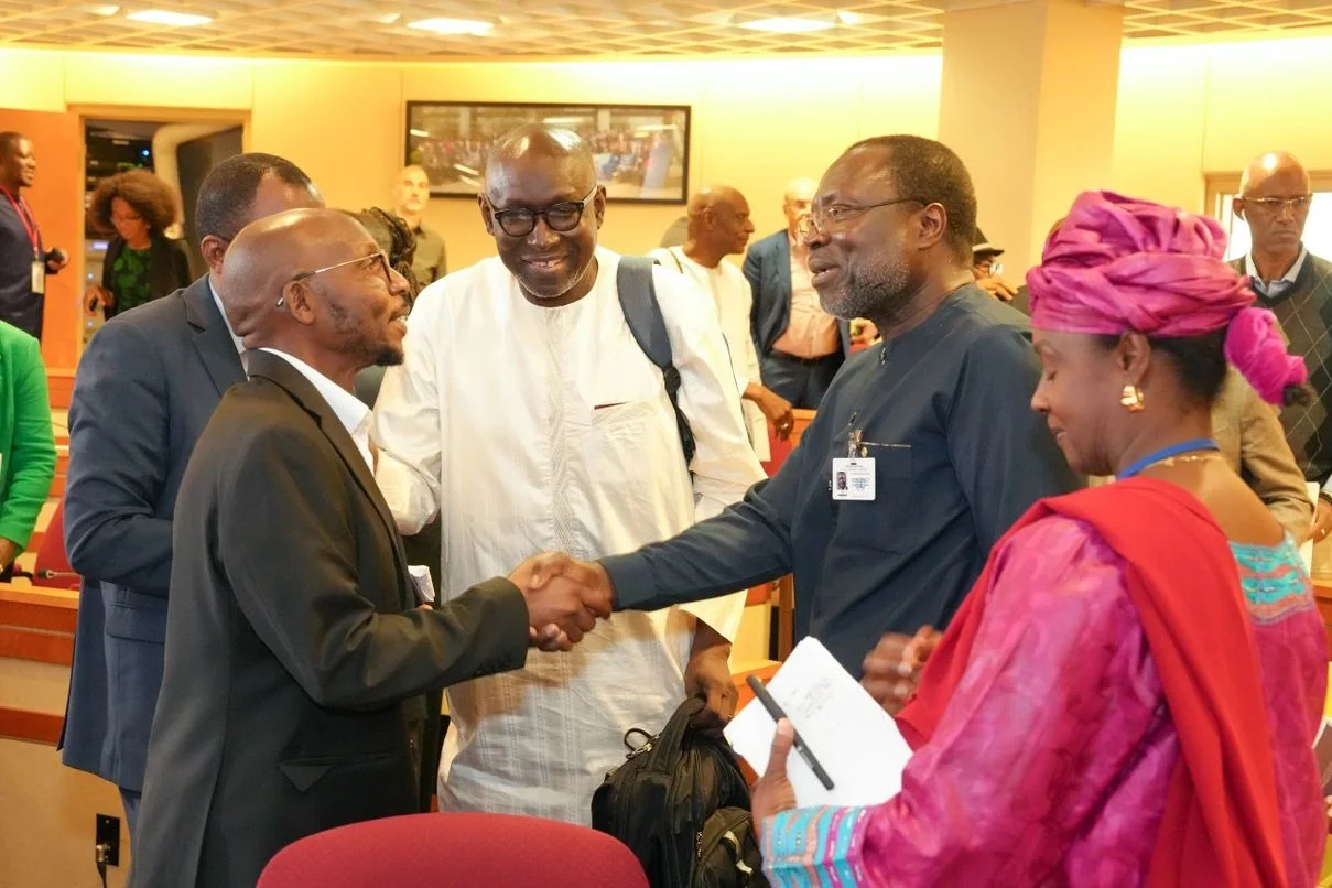 Des participants se saluant dans les bureaux de l'Union africaine