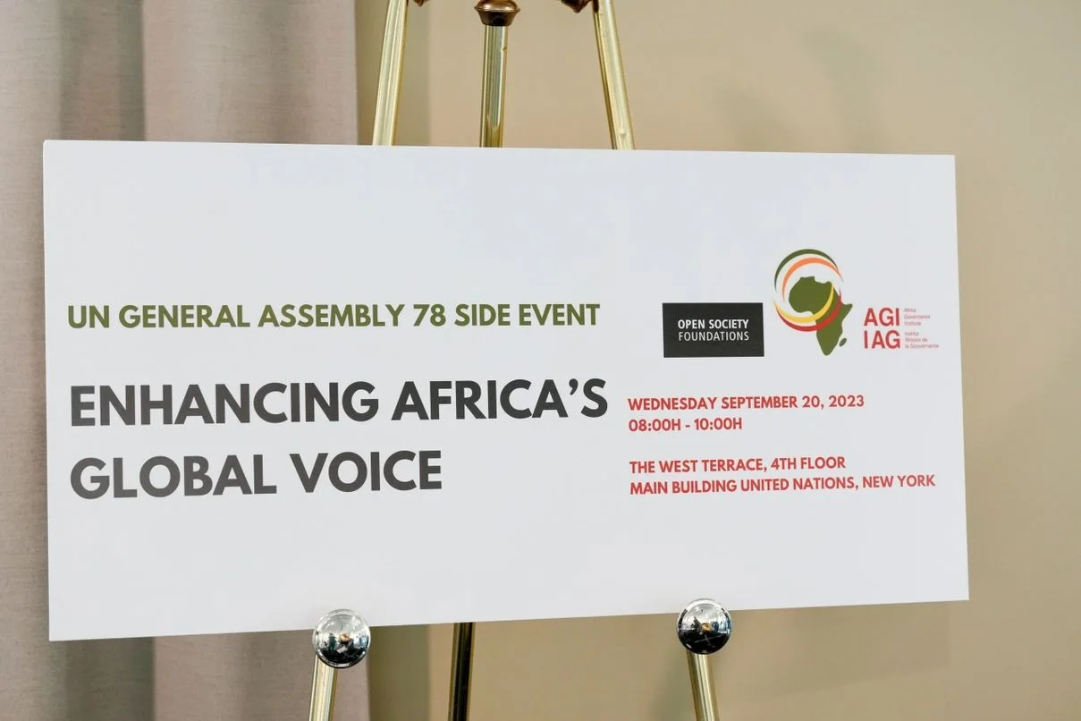 Kakémono de l'évènement affichant Enhancing Africa's Global Voice, évènement parallèle de la 78e Assemblée générale des Nations Unies, avec les logos de l'IAG et de l'Open Society Foundations